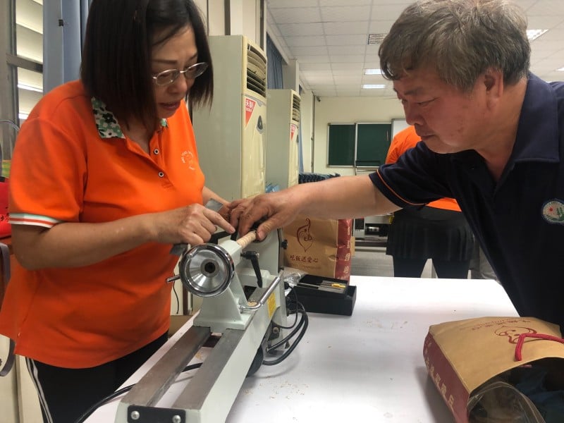 木作溫情點亮玉里：婦女手工筆工藝班結訓 母親節前夕許下「斜槓」新願景