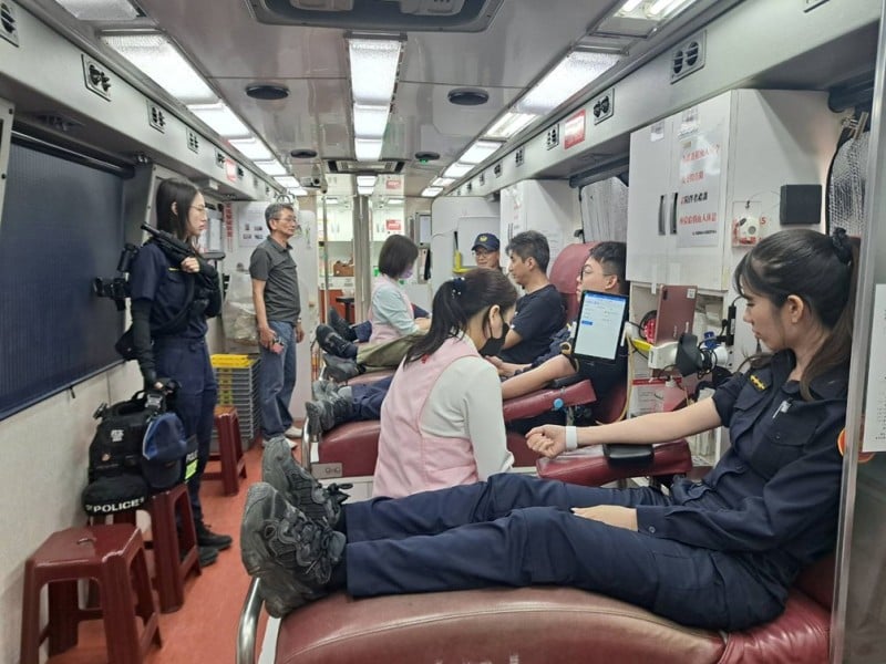 暖警挽袖捐熱血！鳳警浴佛做公益 鐵漢柔情溫暖地方