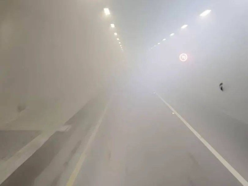 東澳隧道北上槽車突冒煙起火　駕駛急拉消防栓灌救幸無傷亡