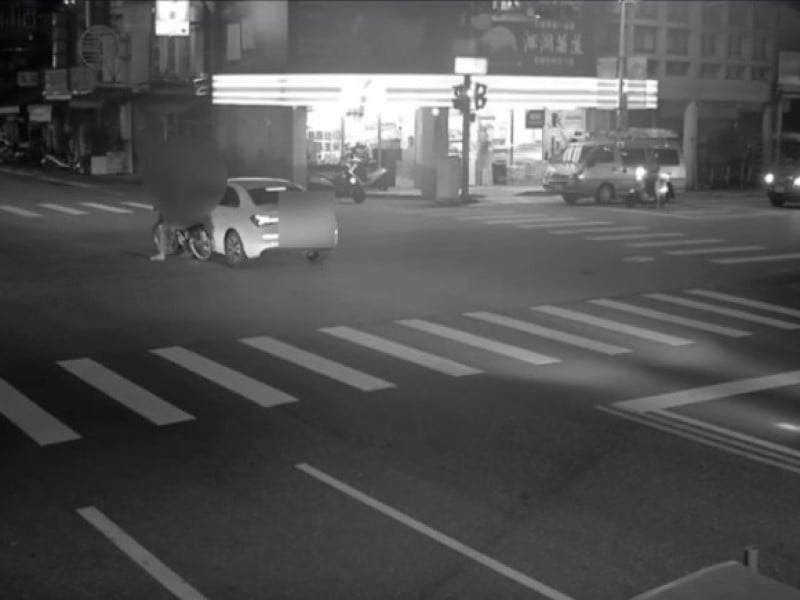 自行車酒駕還闖紅燈與汽車路口碰撞