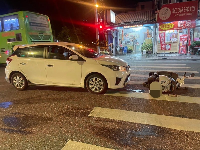 機車「三貼」轉彎還不讓直行汽車就撞上了！