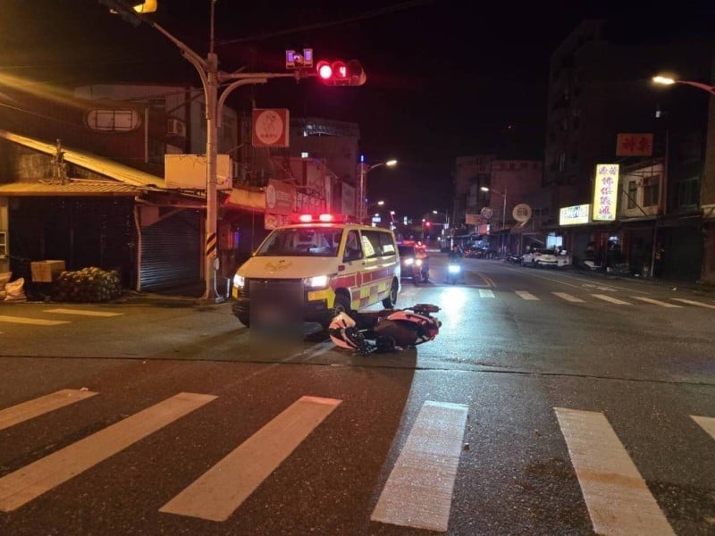 機車撞上趕往執行任務的救護車