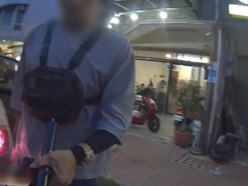 男子持改造槍枝逛大街
