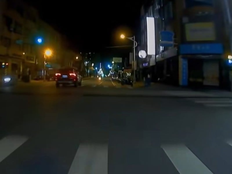 警車暗夜飆速 原以為抓犯人結果是買宵夜