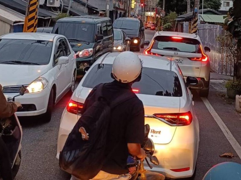 中山路地下道封閉施工 市區塞爆了