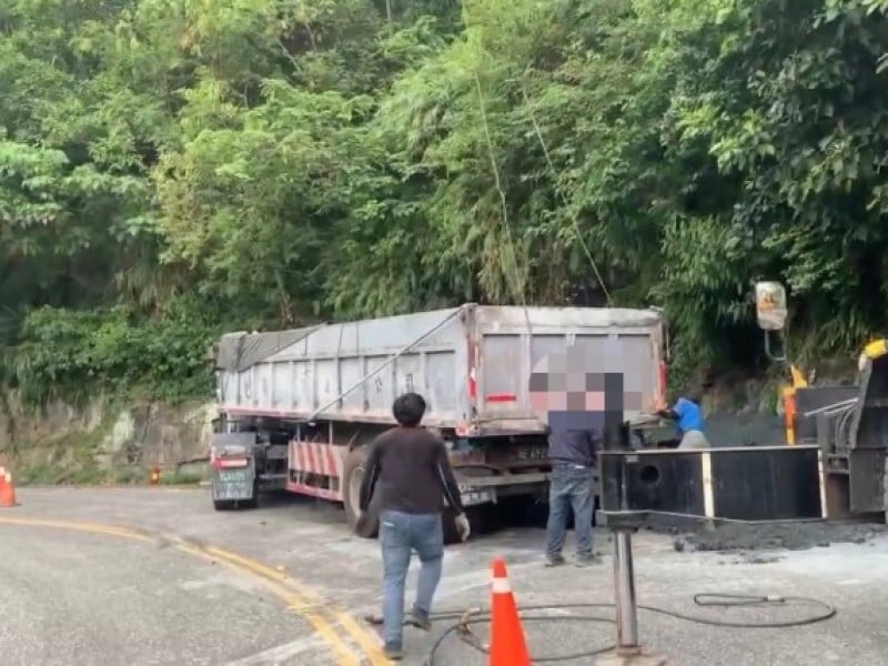 大卡車臺11線打滑翻車自撞山壁