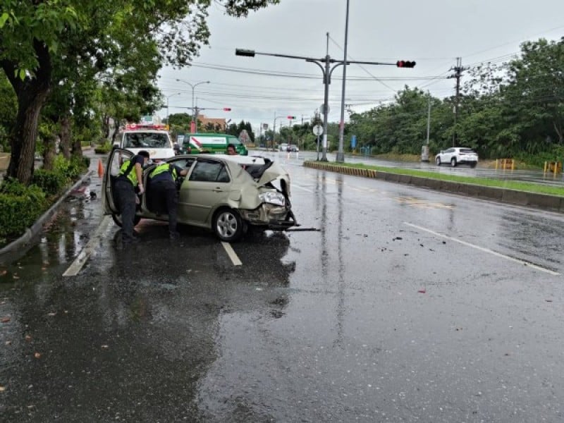 自小客臺9線迴轉撞上直行貨車