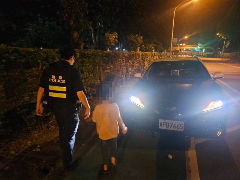 吉安警溫情護送！7歲童深夜走失獨行3公里 警民合作助返家