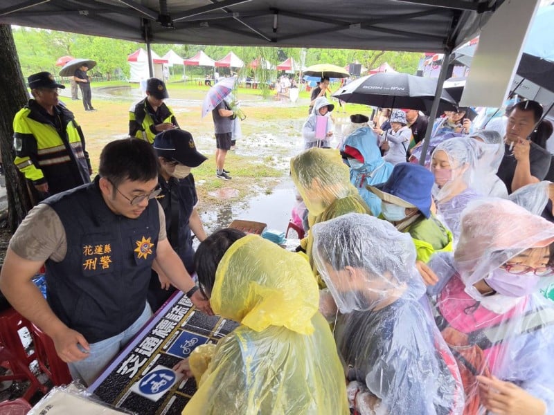 新城警雨中宣導不停歇　結合龍泉公園活動推廣防詐與交通安全