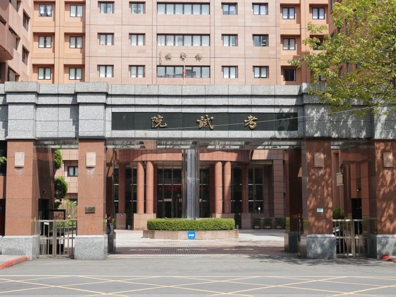 今審議通過公務員「育嬰津貼至7歲、雙親最長可各領9個月」! 因應人口策略 3法修正案完備生養環境