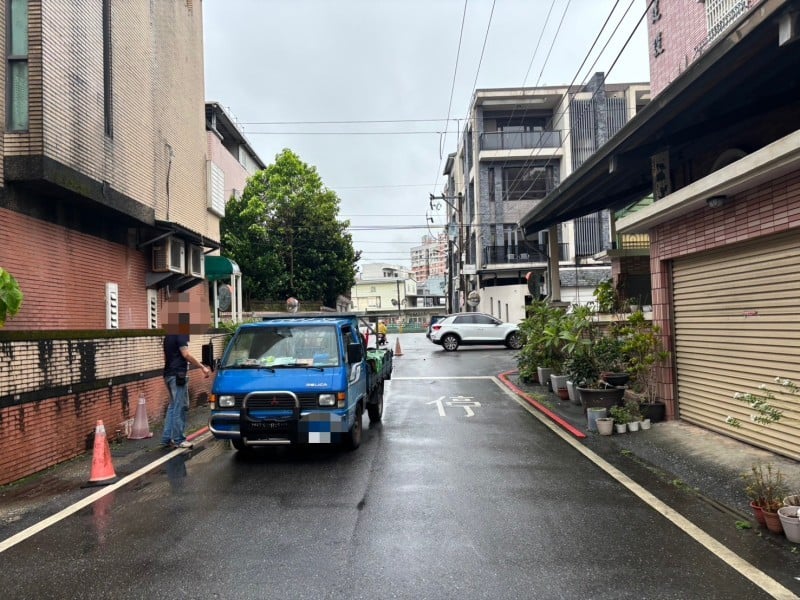 機車與貨車相撞 騎士受困貨車底