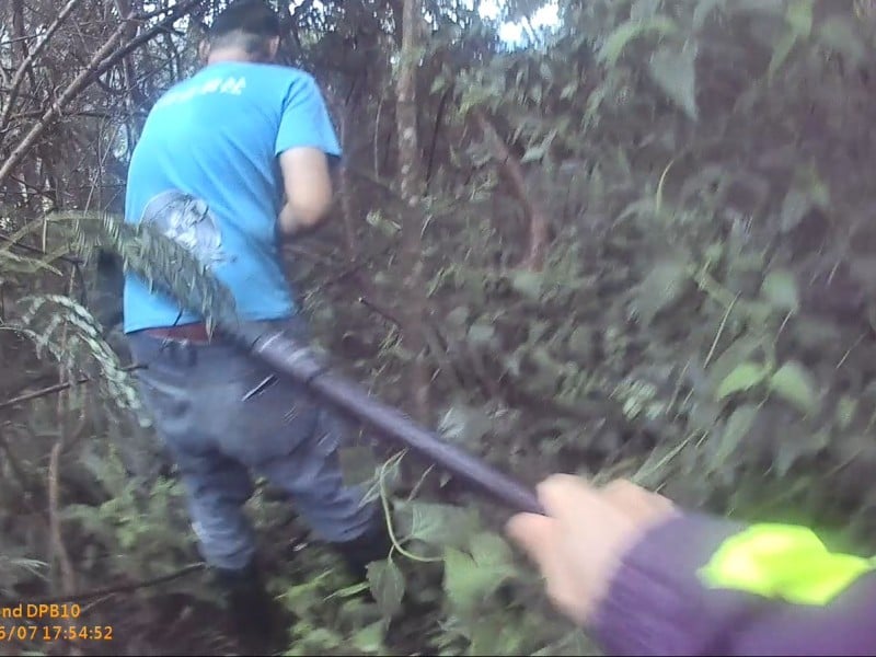 溪水暴漲 ! 外籍移工受困紅葉溪右岸 警砍草1.5公里救援