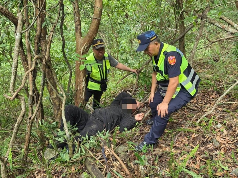重機男騎士南橫「墜落20公尺陡峭邊坡」關山警消天龍步道下切救援