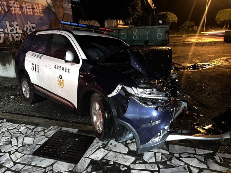 小貨車偏駛撞警車 ! 鳳林員警執勤返所途中遭撞傷