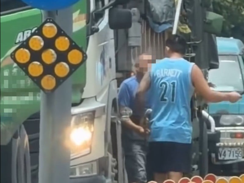 行車糾紛？大扳手PK鐮刀