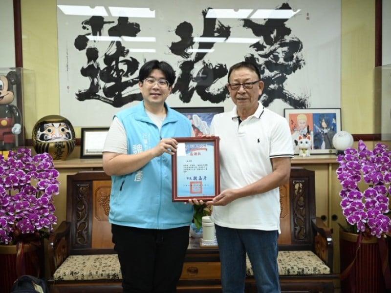 李惠敏老師與徐萬春理事長認養50盞路燈