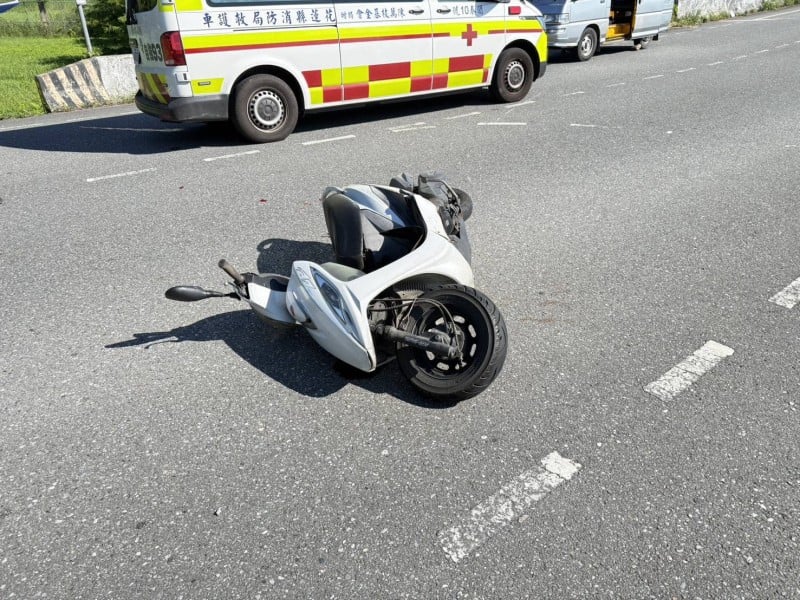機車停等紅燈遭追撞 花警籲保持車距謹慎慢行