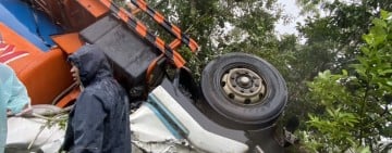 水泥預拌車赤柯山竹林翻落 駕駛困所幸意識清楚送醫