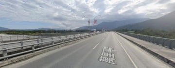 配合林保署萬里溪堰塞湖紅色警戒發佈及颱風影響，今（27）日中午13時00分台9線萬里溪橋實施封橋管制