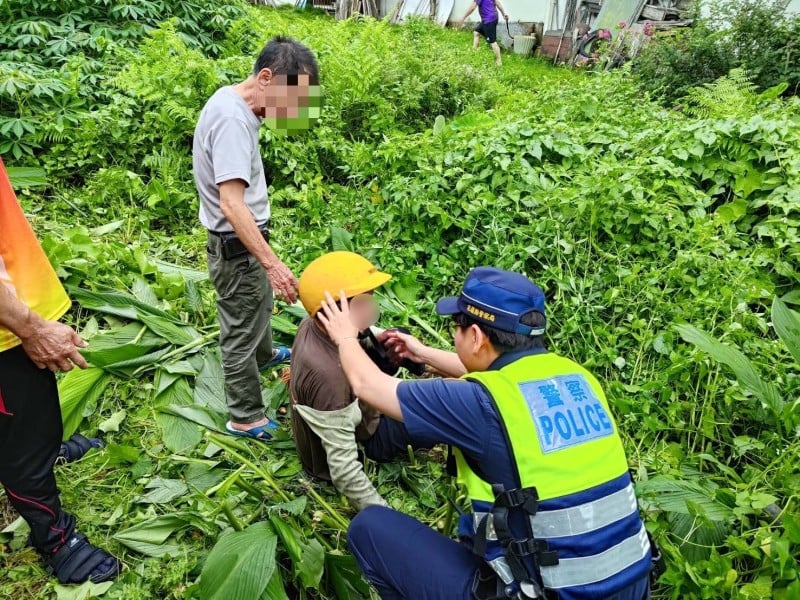 救災不忘救人！長橋九旬老翁跌倒受困菜園 鳳警急援