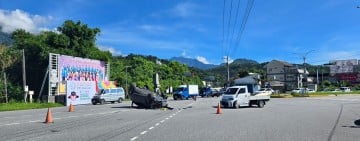 台9丙交叉撞上小貨車 ! 女子車翻覆 駕駛雙雙受傷送醫