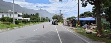 自小客車爆胎自撞電桿翻覆