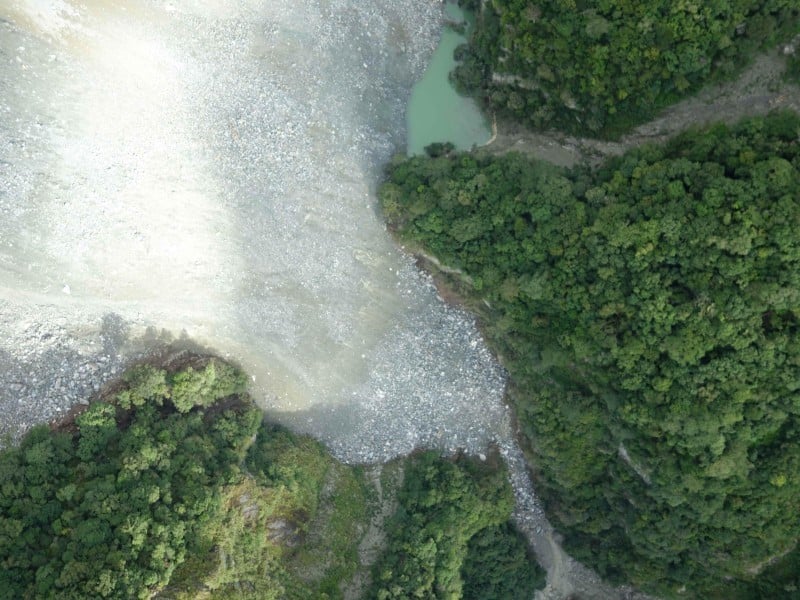萬里溪堰塞湖水位接近溢流口