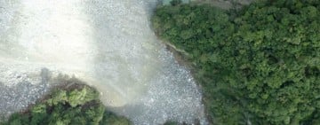 萬里溪堰塞湖水位接近溢流口