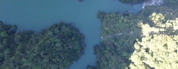快滿出來了 !  萬里溪堰塞湖今上午「水量已達總量94% 、距壩頂口僅剩1.76公尺」