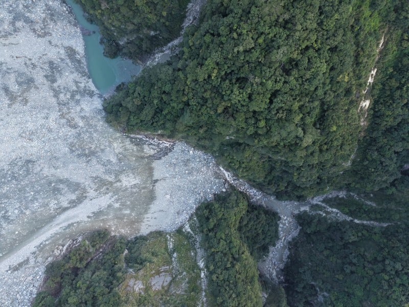 萬里溪堰塞湖水位離壩頂僅剩26公分