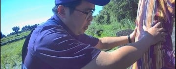 愛犬跌落溪床老翁冒險救援反受困　新城警即刻伸援救助