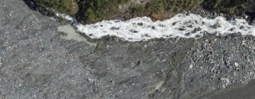 萬里溪堰塞湖持續穩定溢流