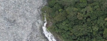 萬里溪堰塞湖仍穩定溢流中