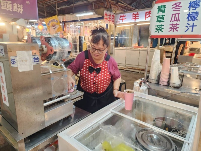 【職人傳承．手作甘甜．謙手花蓮】 靜默守護的回甘滋味：吉安黃昏市場吳淑惠與「紅茶阿嬤」吳王碧遐的手工茶飲故事