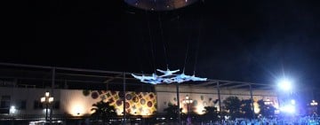 巨型發光駿馬首度登臺就在花蓮　2026花蓮國際藝術節夢幻登場吸引近千人冒雨朝聖