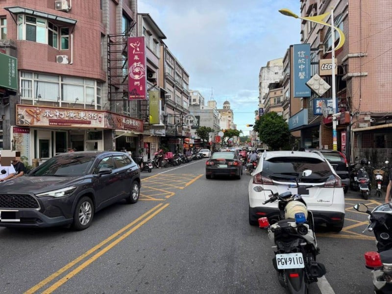 自小客靠邊停車時撞到行人