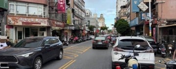 自小客靠邊停車時撞到行人