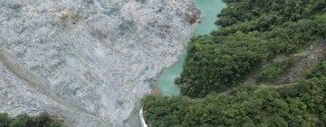 萬里溪堰塞湖穩定溢流中 壩體僅輕微沖刷及下切