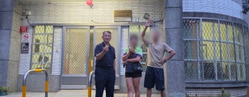 嘉明湖暑期登山人潮增加 ! 利稻警提供安全諮詢 幽默宣導「黑熊應變」獲山友讚賞