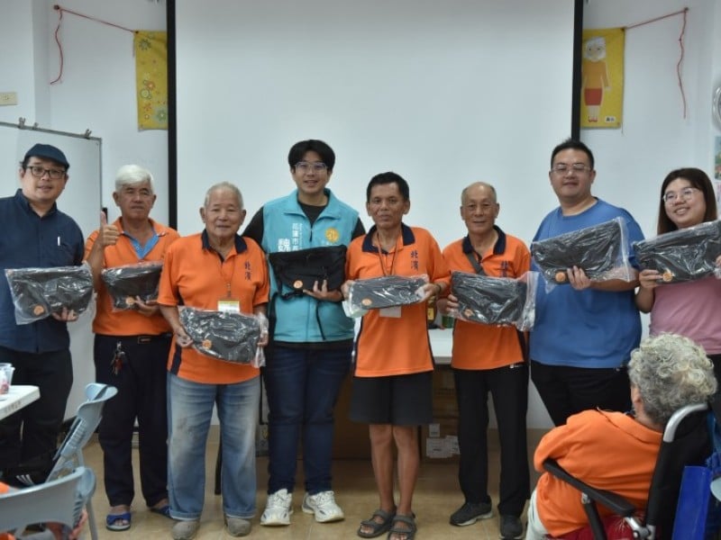 魏嘉彥智福氣站贈父親節禮品