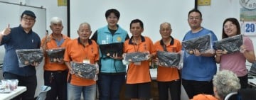 魏嘉彥智福氣站贈父親節禮品