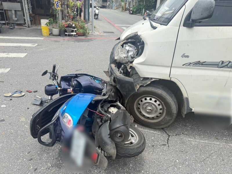 自小貨車疑闖紅燈撞機車 騎士骨折送醫