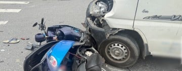 自小貨車疑闖紅燈撞機車 騎士骨折送醫