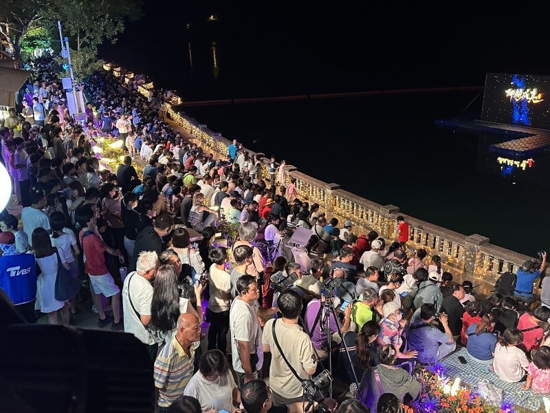 2026花蓮FUN暑假 加碼火舞首場演出吸引大批人潮 鯉魚潭夏夜再掀熱潮 邀請民眾把握最後兩場精彩演出