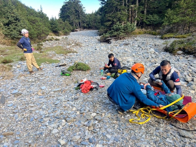 南湖大山山域事故　消防局結合民間協作及空勤成功救援墜落受傷登山客