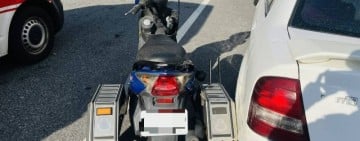 機車碰撞行人波及路邊車輛