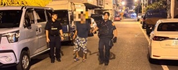 老翁夜間戴墨鏡散步跌坐路旁 暖警平安護送返家