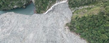 萬里溪堰塞湖溢流水量侷限於河道