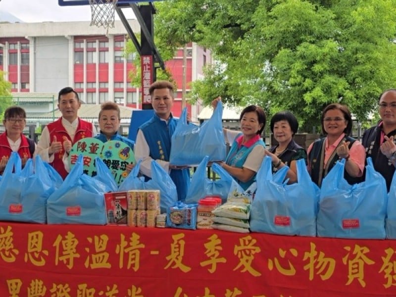游淑貞陪同台中豐龍聖道堂公益善行花蓮  挹注物資關懷弱勢並且捐贈救護車守護鄉親生命