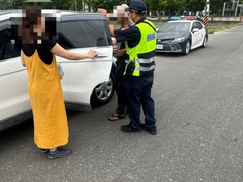 八旬老翁低血糖摔倒路旁 暖警伸援送返家